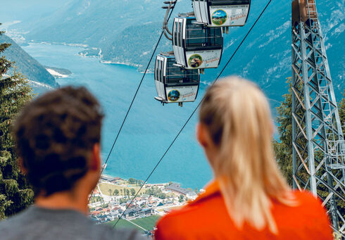 Karwendel-Bergbahn Ein Pärchen genießt im Sommer die Aussicht vom Zwölferkopf auf den Achensee. Sie sind mit der Karwendel-Bergbahn hinaufgefahren.