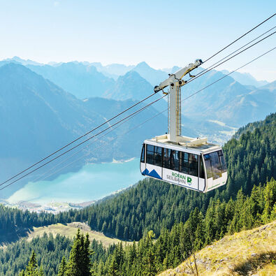 The Rofan cable car transports visitors directly from Maurach up the mountain. On the top, the AIRROFAN zipline is an attraction for thrill-seekers.