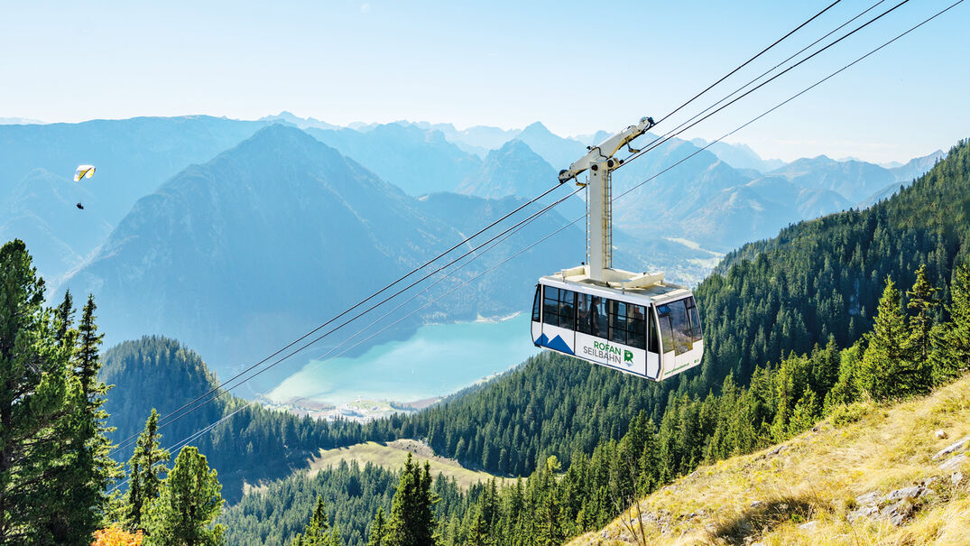 Die Rofan Seilbahn fährt in Richtung Bergstation vor atemberaubender Kulisse.