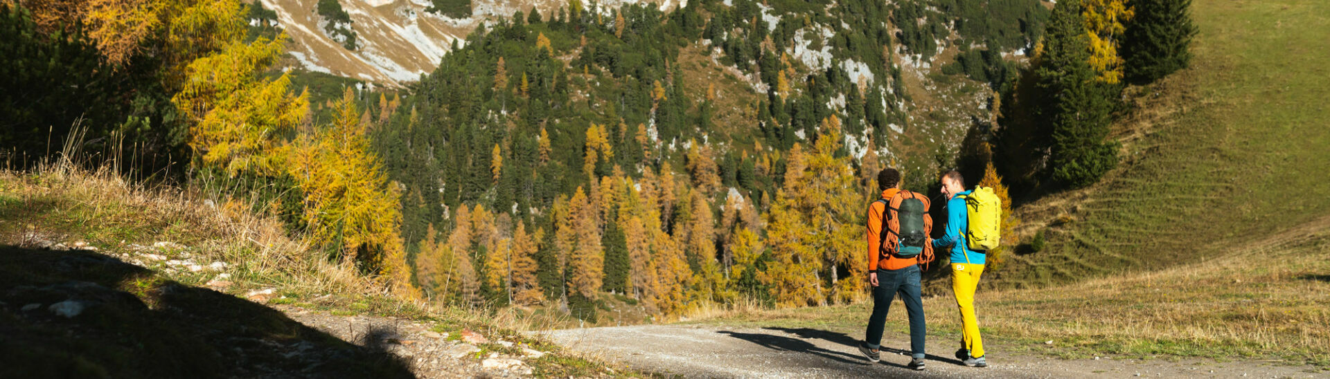 Zwei Kletterer sind auf dem Weg zur Grauwand.}