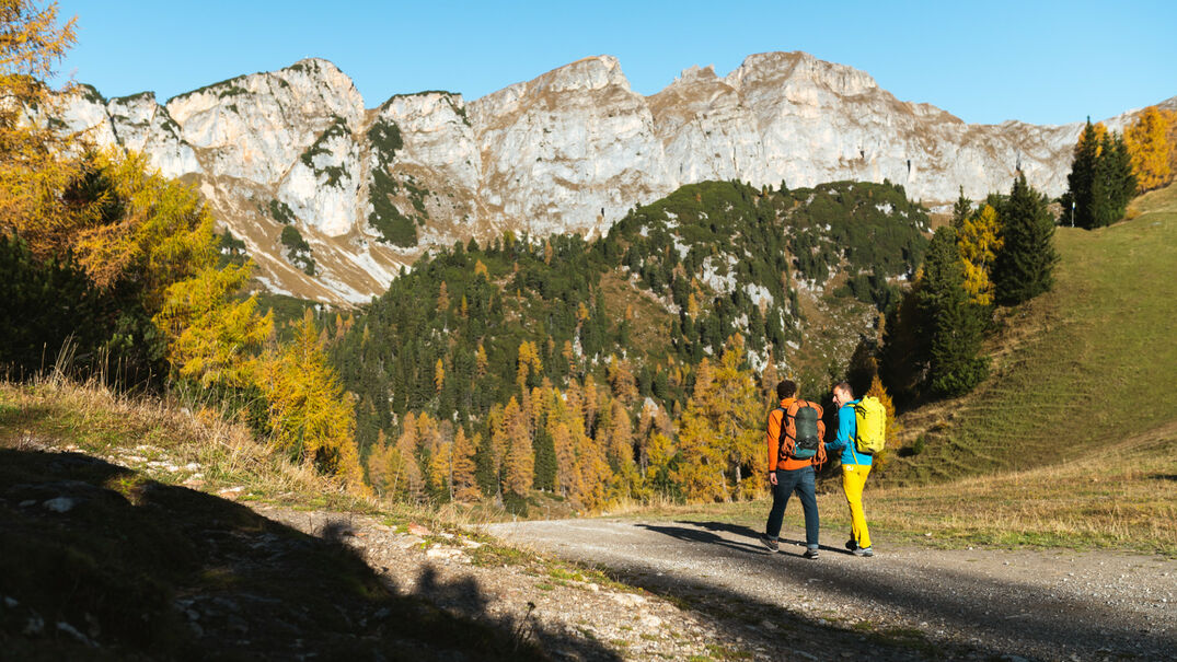 Zwei Kletterer sind auf dem Weg zur Grauwand.