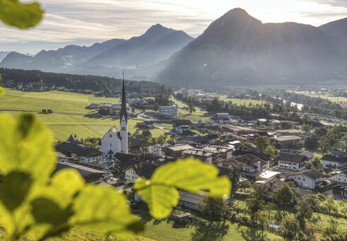 Die Morgensonne lässt das Dörfchen Wiesing hell erstrahlen.