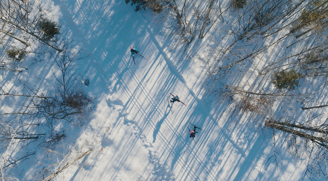Langlaufen im Winter am Achensee Langläufer aus der Vogelperspektive im Winter am Achensee.