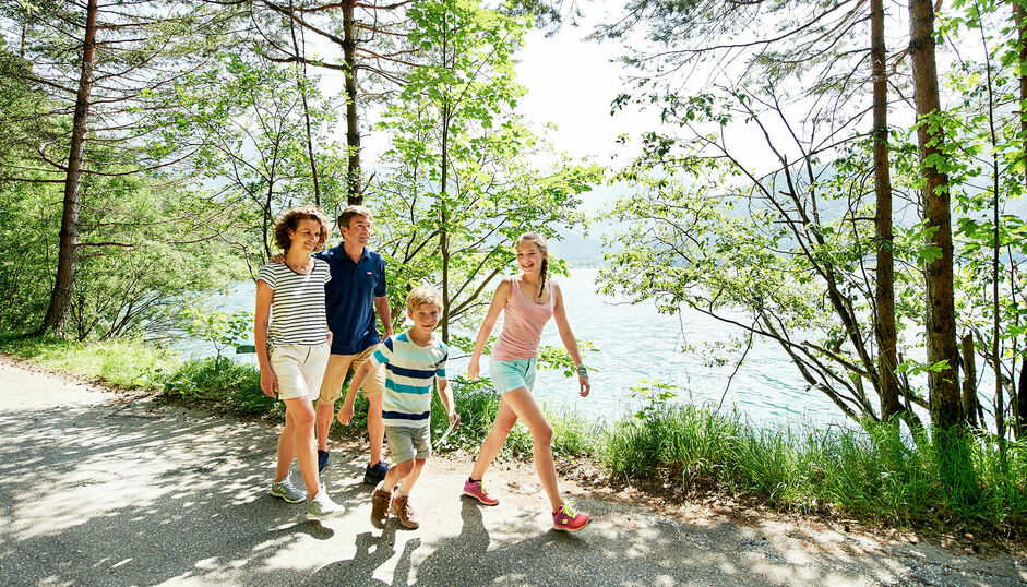 Der Wusel-Seeweg am Ufer des Achensees zwischen Maurach und Achenkirch ist ein Outdoor-Paradies für Kinder.