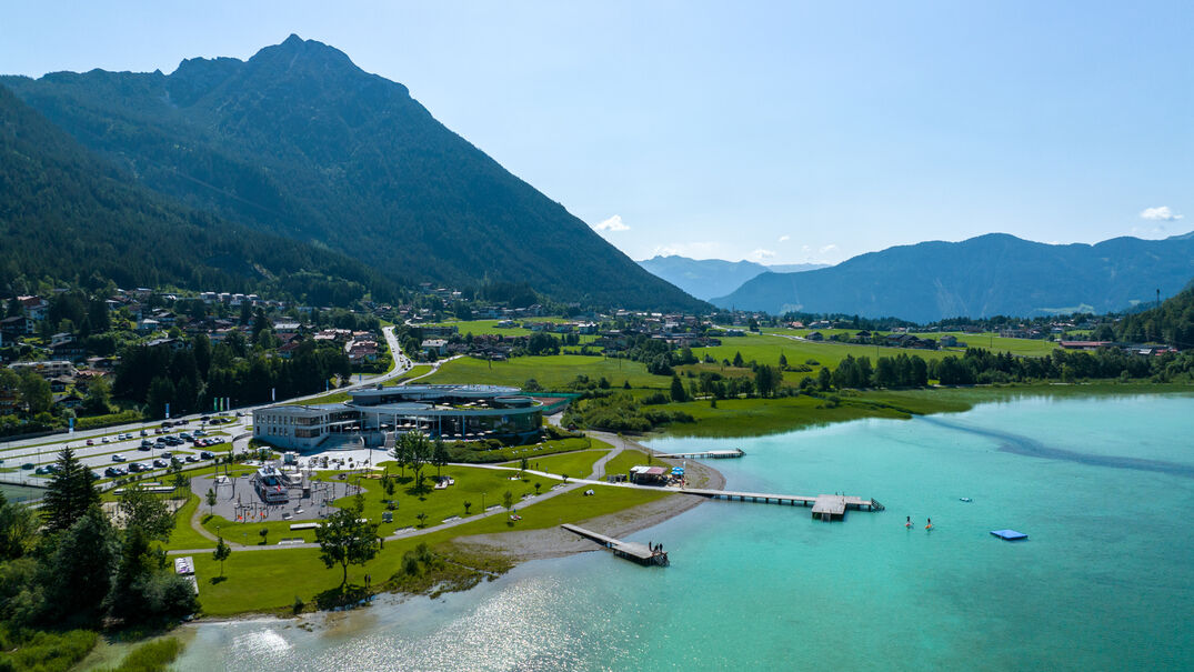 Atoll Achensee in Maurach Das Atoll Achensee in Maurach ist umringt von grüner Wiesenlandschaft in den Sommermonaten.