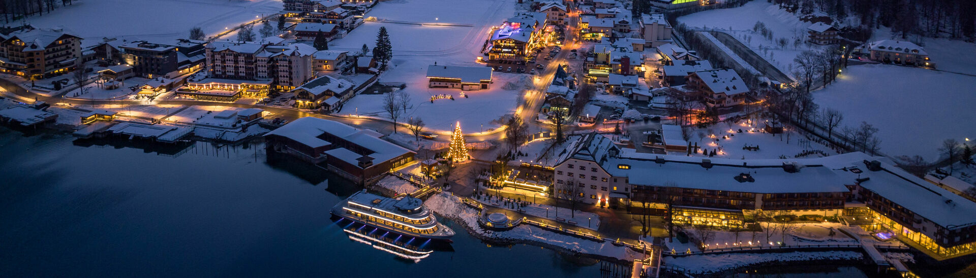 Pertisau am Achensee in der Adventzeit Die mit Schnee bedeckte Ortschaft Pertisau am Achensee wird in der Adventzeit wunderschön beleuchtet bei Nacht.}