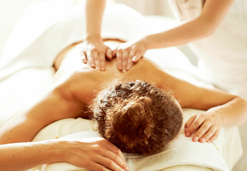 Eine atemberaubende Naturkulisse, zahlreiche Top-Wellnesshotels und natürlich das Tiroler Steinöl® – das sind die Grundlagen für die Wellnessangebote der Region Achensee.