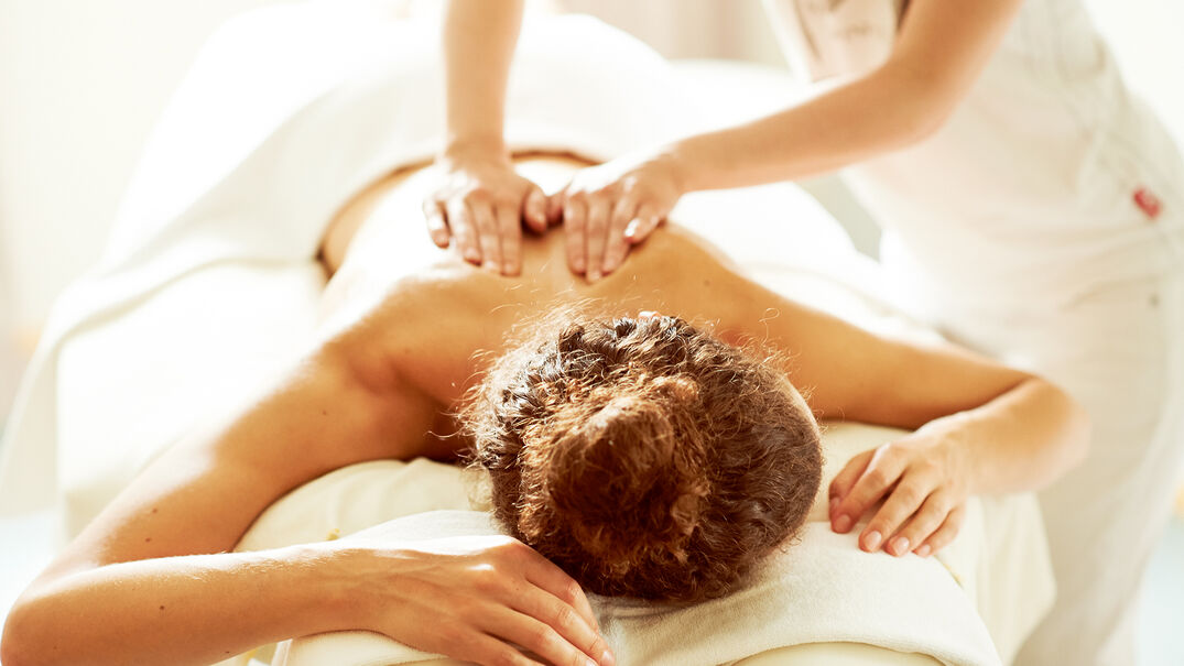 Wellness am Achensee Eine atemberaubende Naturkulisse, zahlreiche Top-Wellnesshotels und natürlich das Tiroler Steinöl® – das sind die Grundlagen für die Wellnessangebote der Region Achensee.