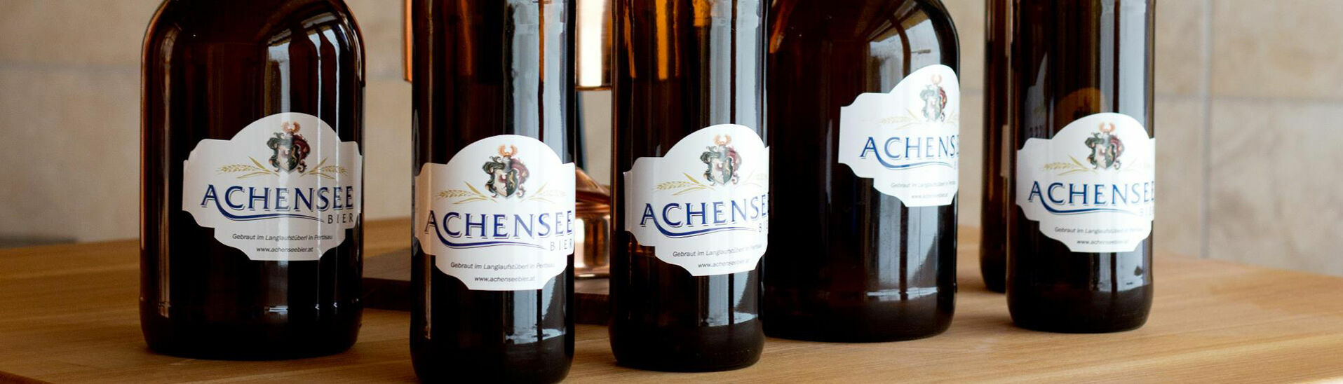 Im Langlaufstüberl in Pertisau, am Eingang der Karwendeltäler, wird seit Dezember 2010 in der ersten Brauerei am Achensee naturtrübes Bier produziert.}