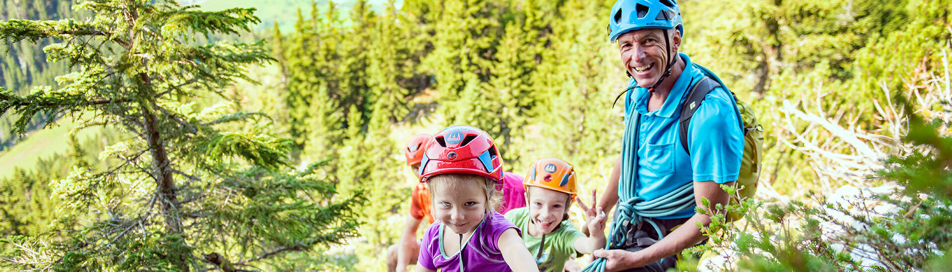 Familienklettersteigtour im Rofangebirge Der Felix und Charlotte Familienklettersteig im Rofangebirge am Achensee lädt zu einem gemeinsamen Ausflug ein.}