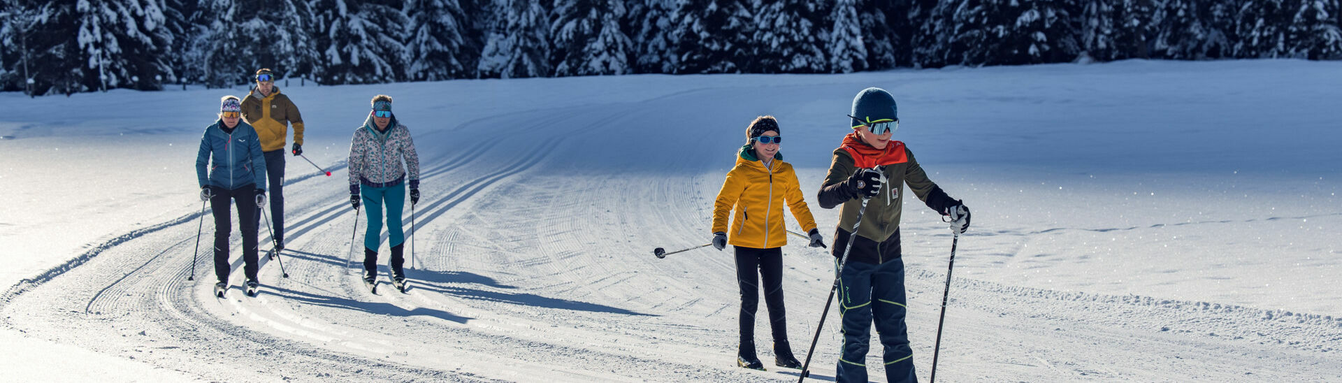 Langlaufen mit der Familie in den Karwendeltälern Eine Familie erlebt bei strahlendem Sonnenschein einen herrlichen Langlauftag in den Karwendeltälern.}