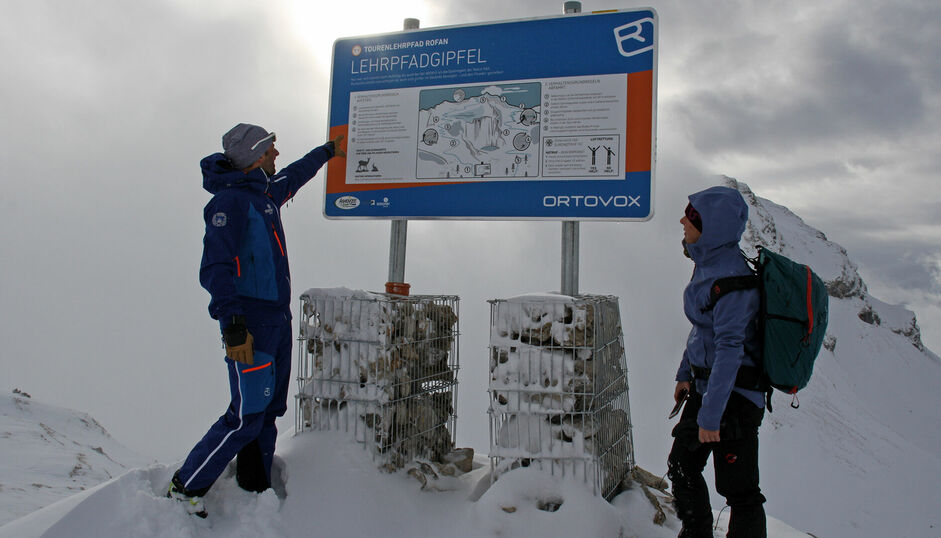 Der Tourenlehrpfad Rofan in Maurach informiert an sieben Stationen über korrektes alpines Verhalten und den Umgang mit LVS-Gerät, Schaufel und Sonde.