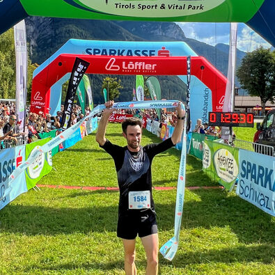 Photo shoot of the happy winner after crossing the finish line of the Achensee Run in Pertisau.