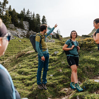 Die Teilnehmer des Achensee Klettersteigcamps sind auf dem Weg zum Einstieg eines Klettersteigs im Rofangebirge. 
