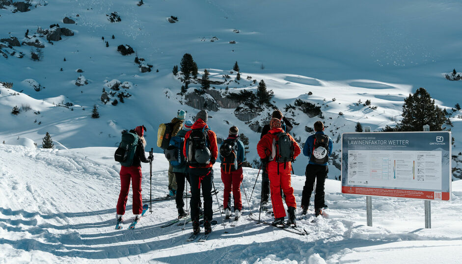 Der Tourenlehrpfad Rofan in Maurach informiert an sieben Stationen über korrektes alpines Verhalten und den Umgang mit LVS-Gerät, Schaufel und Sonde.