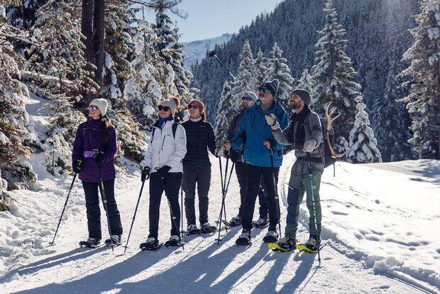 Schneeschuhwandern im Naturpark Karwendel Bei einer geführten Wanderung in die Karwendeltäler erlebt eine Gruppe einen herrlichen Wintertag und erkundet die Region mit Schneeschuhen.