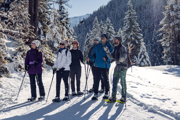 Bei einer geführten Wanderung in die Karwendeltäler erlebt eine Gruppe einen herrlichen Wintertag und erkundet die Region mit Schneeschuhen.