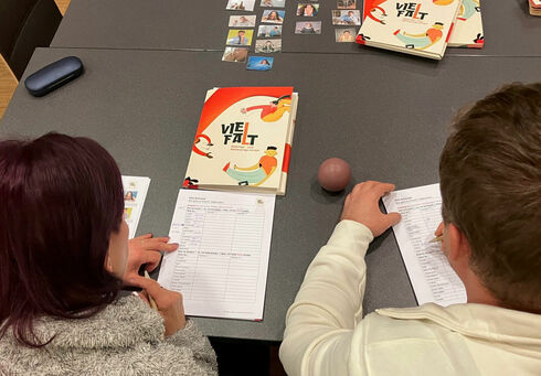 Teilnehmer eines Deutschkurses beim Lernen am Achensee.