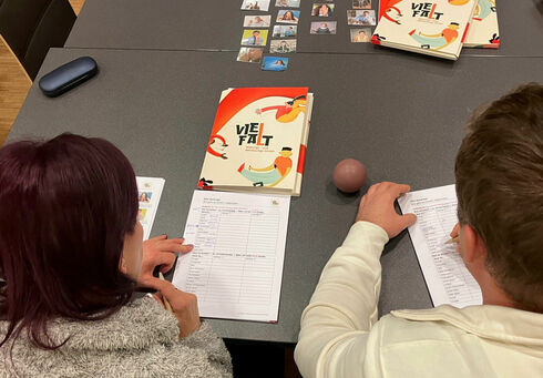 Deutschkurse am Achensee Teilnehmer eines Deutschkurses beim Lernen am Achensee.