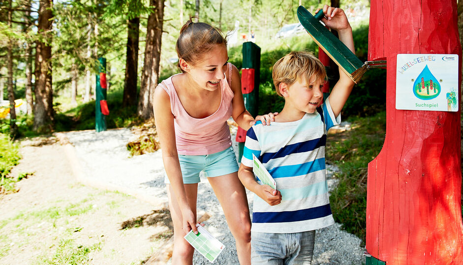 Der Wusel-Seeweg am Ufer des Achensees zwischen Maurach und Achenkirch ist ein Outdoor-Paradies für Kinder. 