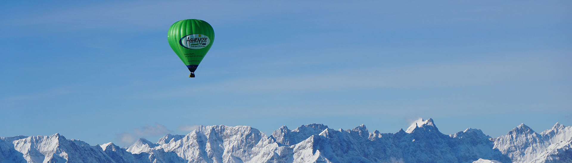 Mit dem Heißluftballon über die Winterlandschaft des Karwendelgebirges schweben und das Gebiet somit aus der Vogelperspektive erleben.}