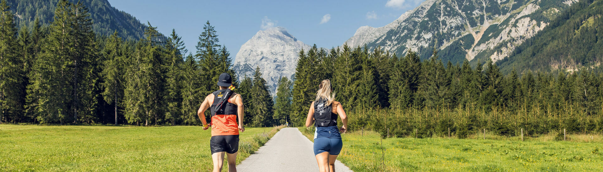 Laufen im Naturpark Karwendel Zwei Läufer nutzen das schöne Wetter, um im Naturpark Karwendel mit Blick auf das Sonnjoch zu laufen.}