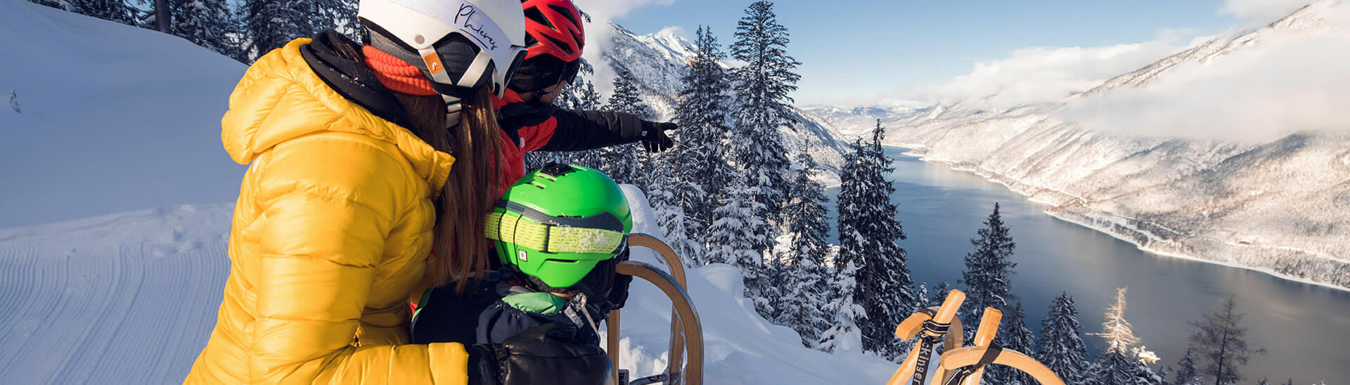 Ein Ausflug auf der Rodelbahn des Zwölferkopfs ist ein herrliches Wintervergnügen für die ganze Familie. }