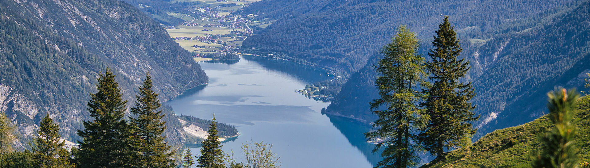 Ausblick auf den Achensee Der Bärenkopf, welcher sich im Naturpark Karwendel befindet, bietet einen unglaublichen Blick auf den Achensee und die Dörfer rundherum.}