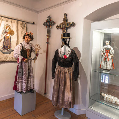 Neben den ältesten Dokumenten der Notburga-Verehrung sind im Notburga Museums in Eben auch Exponate barocker Kunst und Prozessionsgegenstände sehen.