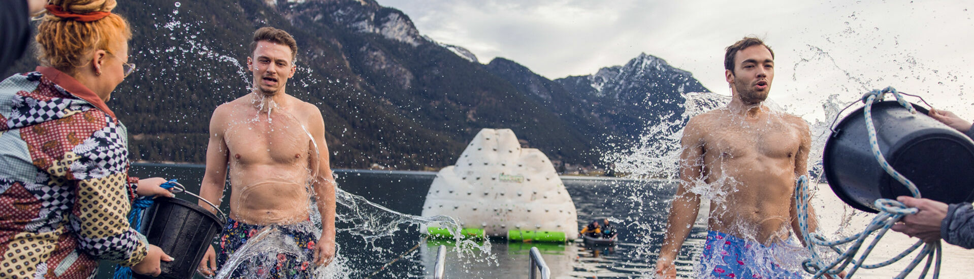 Silvesterschwimmen Vor dem Sprung ins kalte Nass erhalten die Teilnehmer des Events Silvesterschwimmen eine Schockkühlung.}