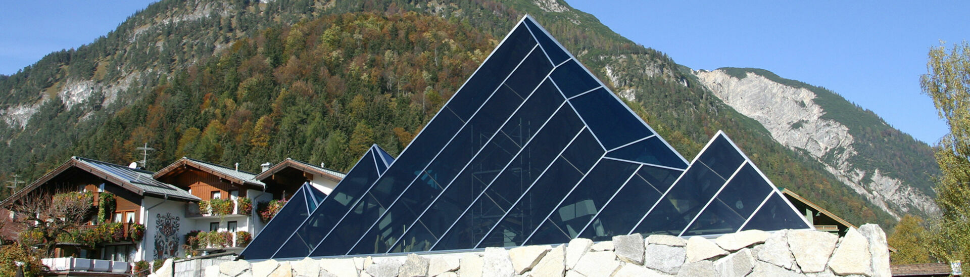 Der Tiroler Steinöl Vitalberg in Pertisau am Achensee ist ein Ausflugsziel für Groß und Klein.}