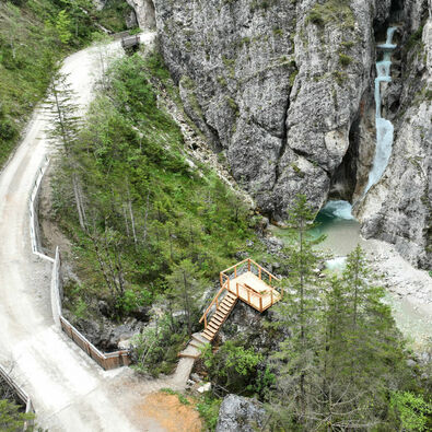 Der Kraftplatz Steinberg am Rofan ist eine hölzerne Aussichtsplattform mit Sitzgelegenheit und Blick auf einen Wasserfall. 