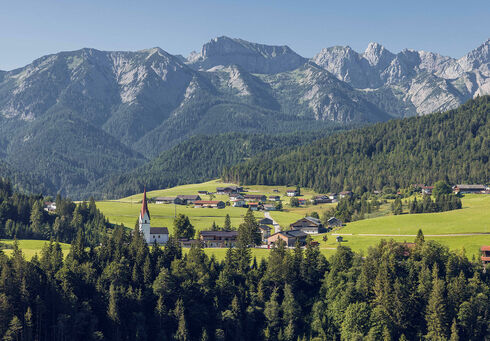 Rund 10 Kilometer vom Achensee entfernt und auf 1.015 Meter Seehöhe gelegen, befindet sich das Örtchen Steinberg am Rofan.