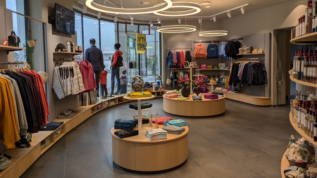 Der Atoll Achensee SHOP in Maurach am Achensee bietet ein breites Sortiment.