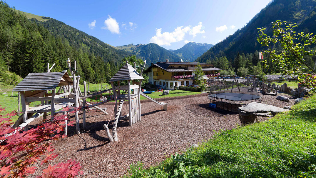 Gern Alm - Spielplatz Der Spielplatz der Gern Alm im Naturpark Karwendel bietet zahlreiche Abenteuermöglichkeiten für Kinder.