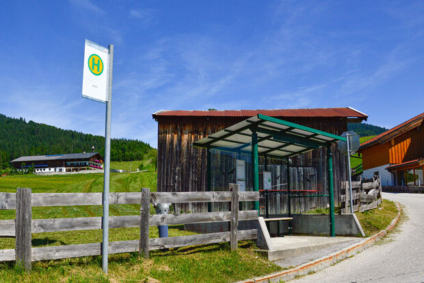 Bushaltestelle in Steinberg am Rofan Eine Bushaltestelle in Steinberg am Rofan im Sommer bei Sonnenschein.
