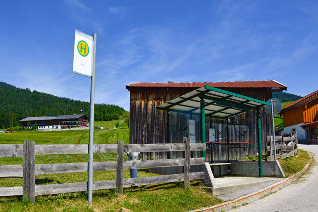 Bushaltestelle in Steinberg am Rofan Eine Bushaltestelle in Steinberg am Rofan im Sommer bei Sonnenschein.
