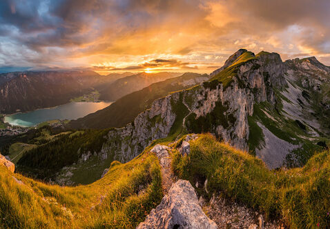 Die Naturlandschaft im Rofangebirge am Achensee ist ein schöner Anblick bei Sonnenuntergang.