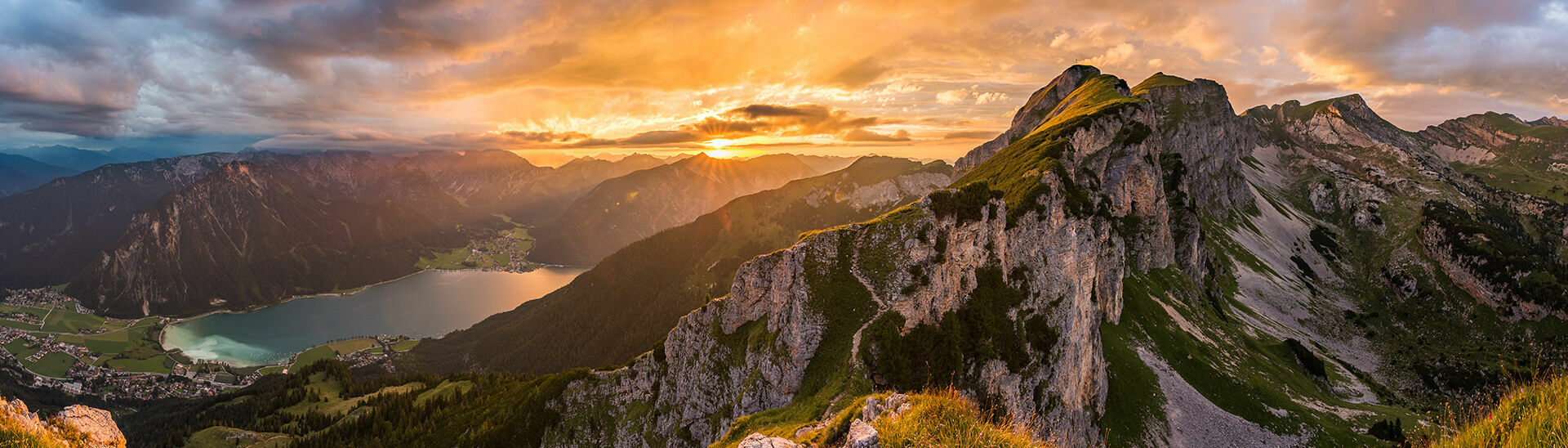 Die Naturlandschaft im Rofangebirge am Achensee ist ein schöner Anblick bei Sonnenuntergang.}