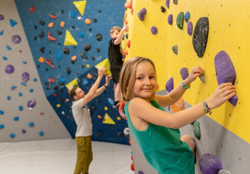 Bouldern im Atoll Achensee Einige Kinder genießen den vertikalen Spaß in der BOULDER-Halle im Atoll Achensee in Maurach.