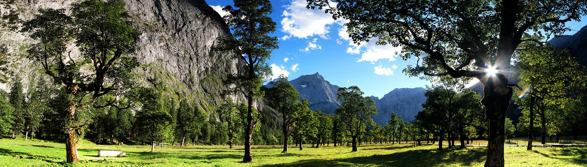 Der Ahornboden im Karwendelgebirge Der Panoramablick über den Ahornboden und seine Berglandschaft.}