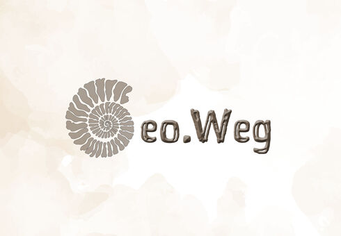 Ein grafisches Logo mit einem stilisierten Schneckenhaus und dem Text "Geo.Weg" in braunen Buchstaben. Der Hintergrund ist in sanften, hellen Farbtönen gehalten.