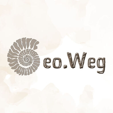 Ein grafisches Logo mit einem stilisierten Schneckenhaus und dem Text "Geo.Weg" in braunen Buchstaben. Der Hintergrund ist in sanften, hellen Farbtönen gehalten.