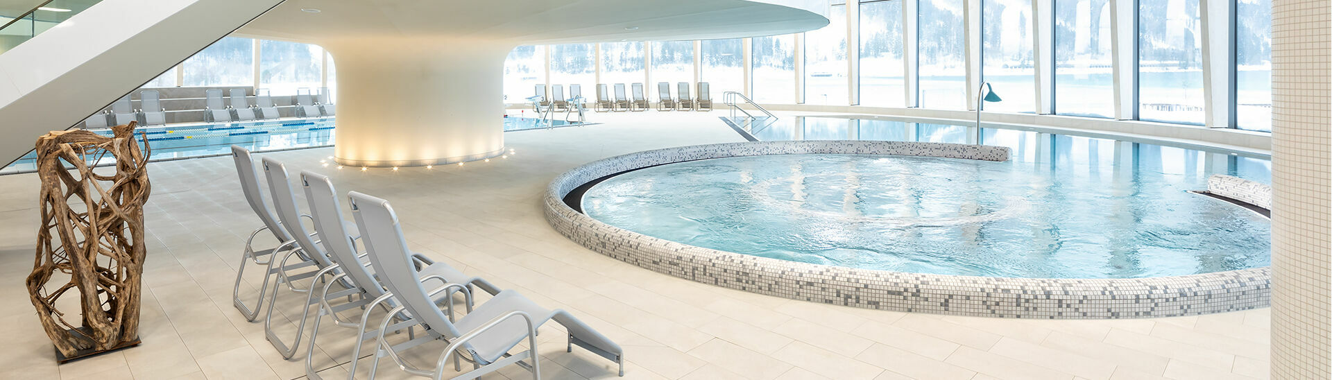 Im Panorama-BAD im Atoll Achensee in Maurach wartet Badespaß mit unglaublichem Ausblick.}