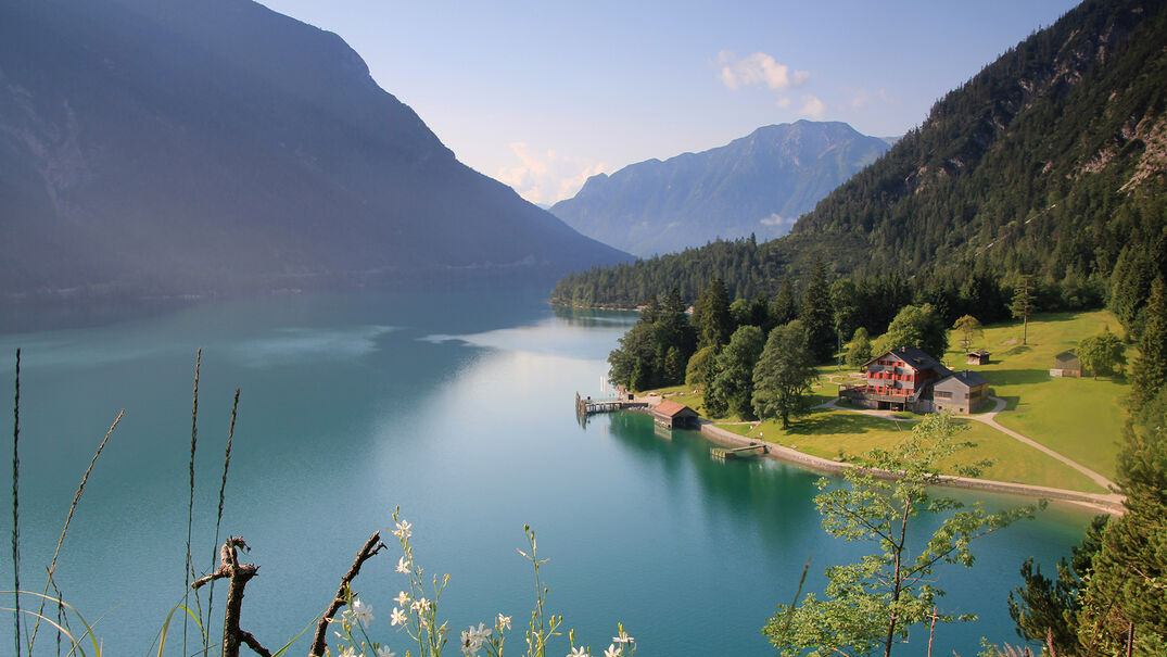 Die Gaisalm am Achensee Der Mariensteig, mit einer Einkehrmöglichkeit in die Gaisalm, führt von Achenkirch bis nach Pertisau am Achensee.