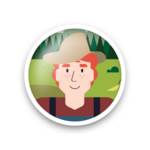 Wunderweg "Auf den Spuren des Achentals" Ein lächelnder Landwirt mit roten Haaren und Sommersprossen trägt einen Hut und eine Latzhose. Im Hintergrund sind grüne Wiesen und Bäume sichtbar, die eine ländliche Umgebung darstellen. Die Illustration vermittelt eine freundliche, rustikale Atmosphäre.