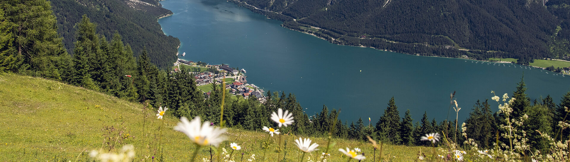 Der Blick gleitet vom Zwölferkopf auf den Achensee bis hinauf zum Rofangebirge.}