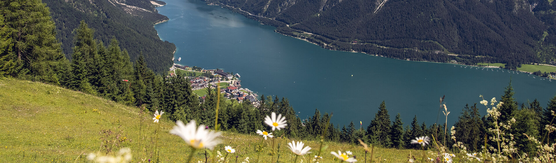 Der Blick gleitet vom Zwölferkopf auf den Achensee bis hinauf zum Rofangebirge.