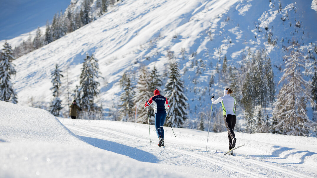 Langlaufen in Pertisau am Achensee Ein Pärchen beim klassischen Langlauf in den Karwendeltälern in Pertisau am Achensee.