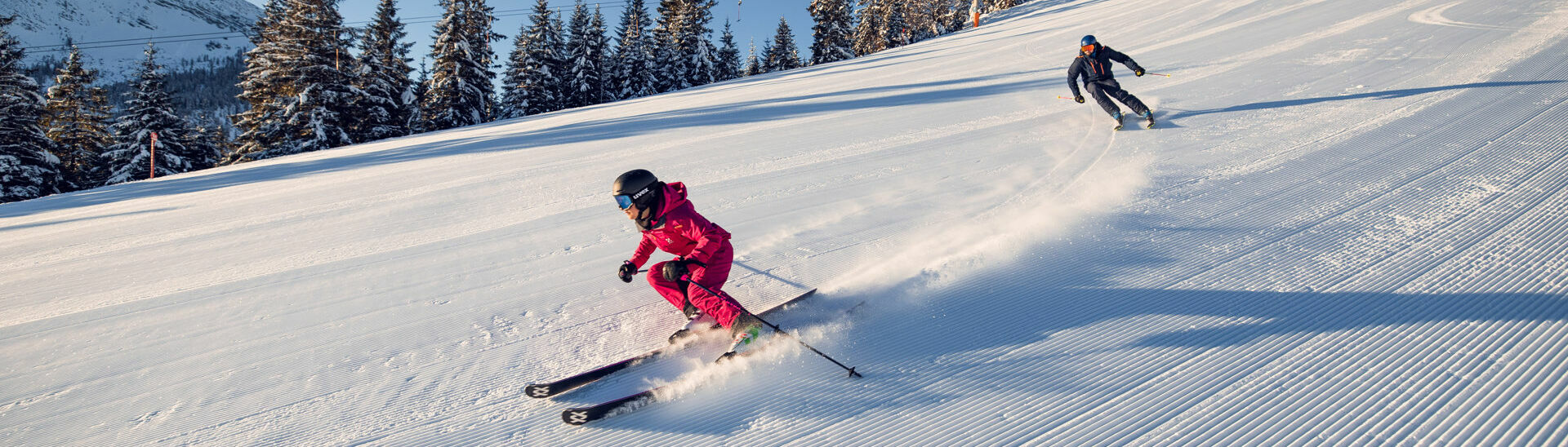 Skifahren in Achenkirch am Achensee Bei strahlendem Wetter genießen zwei Skifahrer ihren Tag bei den Hochalmliften Christlum in Achenkirch am Achensee.}